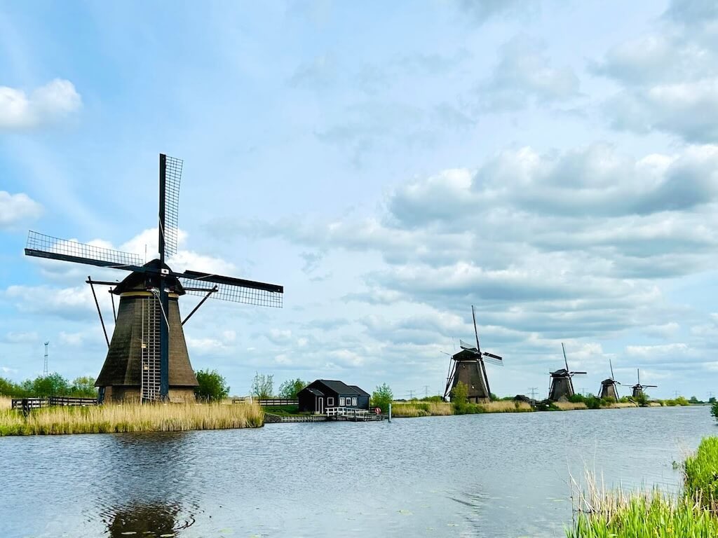 Itinéraire de 10 jours aux Pays-Bas en famille : Amsterdam, Haarlem, moulins, tulipes, villages typiques, food et conseils pratiques.