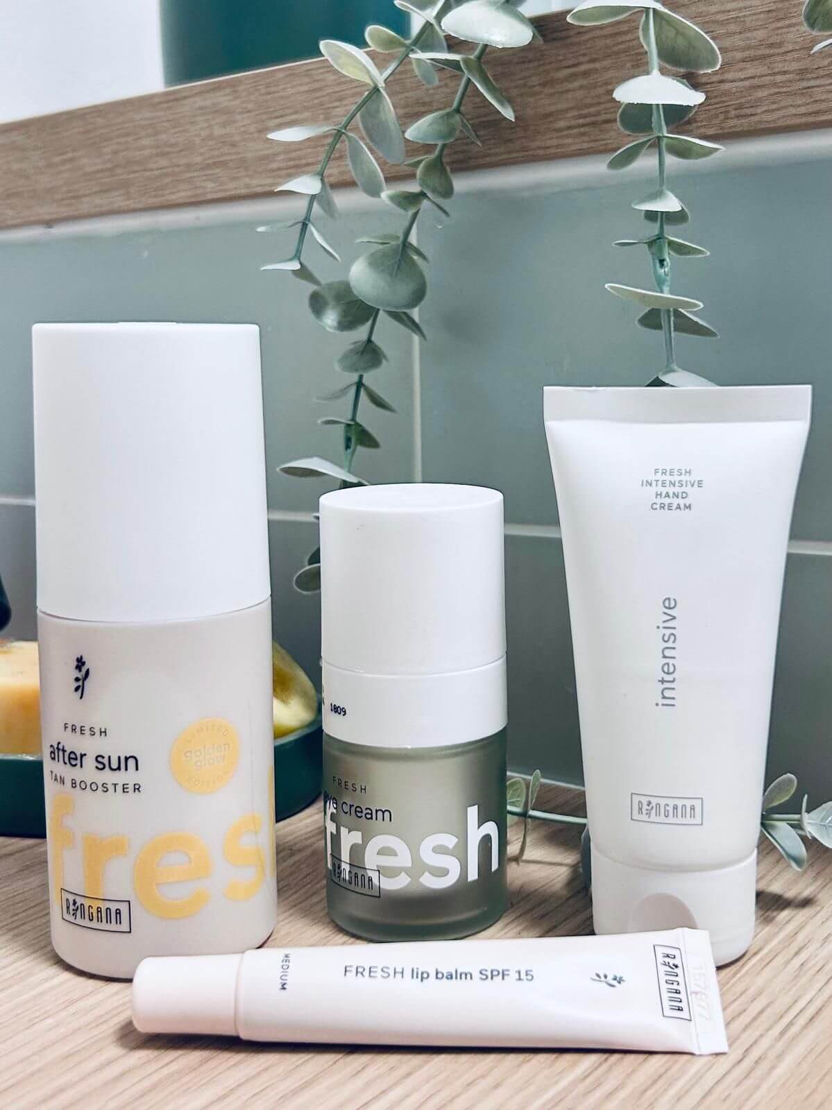 Mon avis sur Ringana et 4 soins FRESH parfaits après l'été : contour des yeux, crème mains, Tan Booster Golden Glow et baume lèvres SPF 15.
